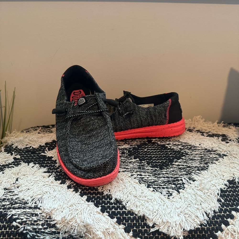 Black and pink Hey Dudes